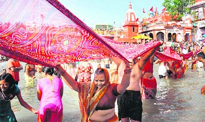 On the penultimate day of Purushottam mass and Mesh Sankranti, women devotees offer a saree to the Ganga at Har-ki-Pauri in Haridwar 