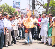 Congress workers burn an effigy of the state government in Dehradun on Sunday.