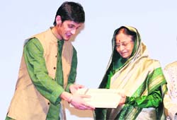 President Pratibha Patil honours city lad Amit Sharma in New Delhi. 