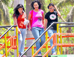Three girls brave the sun to have a little fun at Stu C