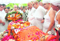 BJP leader LK Advani pays tribute to former Vice-President Bhairon Singh Shekhawat during his funeral procession in Jaipur on Sunday.