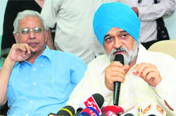 Planning Commission Dy Chairman Montek Singh Ahluwalia and BK Chaturvedi, Member, Infrastructure, Planning Commission, address the media in New Delhi on Monday. 