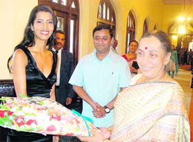   Manasvi Mamgai, Miss India-World 2010, meets Uttarakhand Governor 