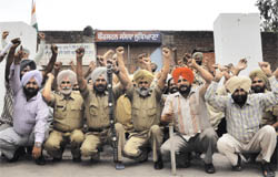 Borstal jail guards protest against the suspension of four officials in Ludhiana