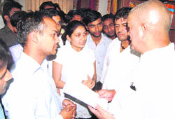 Students of Narayan Swami Dental College meet Union Minister of State Harish Rawat in Haridwar 