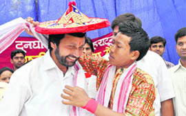 Prakash Pant, Uttarakhand Parliamentary Affairs Minister, being honoured by artistes from the North-East at the National Theatre and Dance Festival in Dehradun