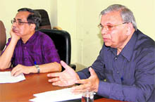Prof Anand Gupta of University of Florida gives a talk at Doon University in Dehradun on Tuesday