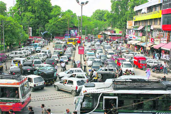 After the shifting of the Darbar from Jammu to Srinagar, such traffic jams are routine in Srinagar.