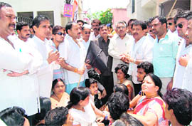 Members of the Congress gherao state Cabinet minister Madan Kaushik in Haridwar on Wednesday. Tribune photo: Rameshwar Gaur
