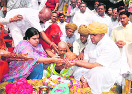 Family members of Bhairon Singh Shekhawat perform rituals at Har-ki-Pauri in Haridwar on Wednesday. 
