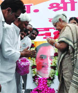 Chief Minister Sheila Dikshit with MP Mahabal Mishra and other Congress activists pays tributes to former Prime Minister Rajiv Gandhi on his 18th death anniversary in New Delhi 