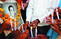 Congress workers pay tributes to former Prime Minister Rajiv Gandhi in 