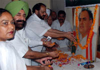 Congress MLA Harminder Singh Jassi paying floral tributes to mark the martyrdom of Rajiv Gandhi in Bathinda on Friday