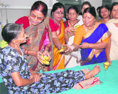 Mahila Congress workers gives fruit to a patient at the Doon Hospital on Friday.