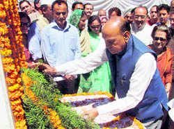 Chief Minister Prem Kumar Dhumal paying tributes to former Prime Minister Rajiv Gandhi on his 19th death anniversary at Shimla on Friday