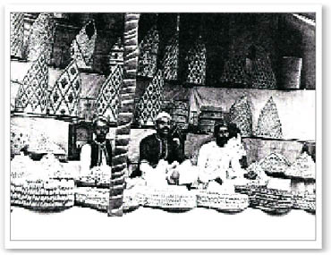 A photograph showing vendors and craftsmen selling their wares captures the Indian milieu
