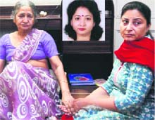 Santosh Aggarwal (left), mother of Meenu Gupta (inset), who died in the Mangalore air crash. 