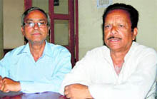 Atik Ahmad of Abhirang Natya Academy addresses a press conference in Dehradun on Sunday