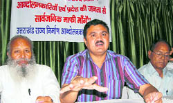 Manoj Dhyani of the Uttarakhand Rajya Nirman Andolankari Sanyukt Sangh addresses a press conference in Dehradun on Sunday
