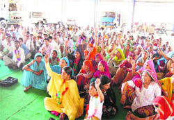 Activists of the Sarv Karamchari Sangh on hunger strike at the grain market in Fatehabad