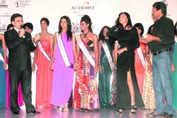 Sushmita Sen (in black) with Kapil Dev (R) and KD Singh (L) 