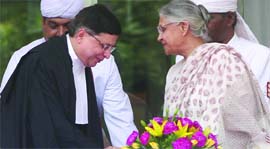Misra greets CM Sheila Dikshit at the oath-taking ceremony.
