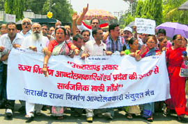 Statehood agitators march to the Secretariat in Dehradun on Monday