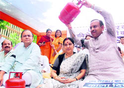 BJP leaders Sushma Swaraj, Arun Jaitley and partys Delhi unit president Vijender Gupta at a rally to mark black day on the completion of one year by the UPA government in New Delhi on Monday.