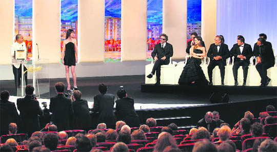 Apichatpong Weerasethakul along with jury members