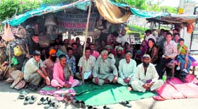 Militancy-affected families under the banner of the Erstwhile Doda Migrants Committee, who have been on an indefinite dharna, completed 1035 days agitation in support of their demands in front of the Divisional Commissioners office in Jammu on Tuesday.