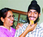 Maninder being greeted by his mother in Jalandhar