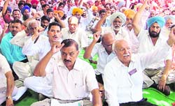 Members of various trade organisations protesting in support of casual and contract workers of BSNL