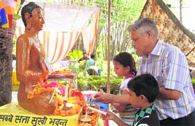 Devotees pay respects in Dehradun.