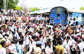 Pro-Telangana agitators attempt to block Kadapa MP YS Jagan Mohan Reddys tour at
