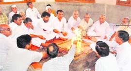 People perform a yagna on the 23rd death anniversary of former Prime Minister Ch Charan Singh in Haridwar on Saturday.