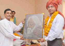         A portrait of Gurudev Rabindra Nath Tagore is presented to Jitender Soni at a civic reception accorded to him in his hometown Rawatsar.