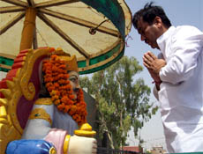 Arorvansh Sabha president Mohinder Bathla paying obeisance at the Arut Maharaj memorial in Abohar.