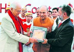 Chief Minister PK Dhumal and Justice Kurian Joseph (right) present a memento to Supreme Court Judge Altamas Kabir in Shimla on Saturday.