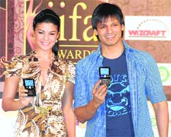 Miss Sri Lanka 2006 Jacqueline Fernandez and Viviek Oberoi unveiling IIFA edition of Micromax Q55 Bling mobile phones.