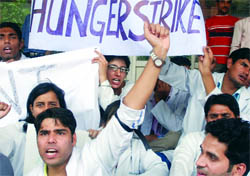 Junior doctors protest against the Centre at the Safdarjung Hospital in New Delhi on Tuesday