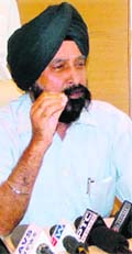 Vice-Chancellor of Guru Nanak Dev University AS Brar addresses mediapersons in Amritsar on Tuesday.