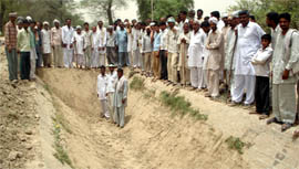 Farmers blocked Ramsara sub-canal in Abohar area by raising a wall on Wednesday