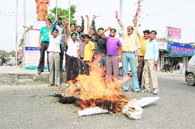 Activists of the Bajrang Dal and the VHP burn an effigy of legislator Tasleem in Haridwar