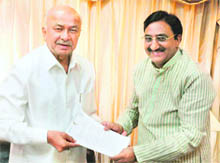 Uttarakhand Chief Minister Ramesh Pokhriyal Nishank submits a memorandum to Union Power Minister Sushil Kumar Shinde in New Delhi on Wednesday. 