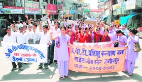 JBT trainees holding a protest march to highlight their demands at Hamirpur