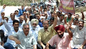 Members of the DAV Colleges Coordination Committee protest against Dr V.K. Tewari in Jalandhar