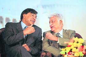 ArcelorMittal chairman Lakshmi Narayan Mittal chats with Wipro chairman Azim Premji at the inauguration of Global Investors' Meet 2010 in Bangalore