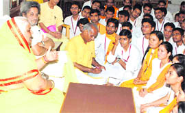 Dr Pranav Pandya and Shail Jiji of Shanti Kunj Gayatri Family talk to students from various states at Dev Sanskriti in Haridwar.