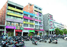  Outlets of various national and international brands at Ranjit Avenue market. 