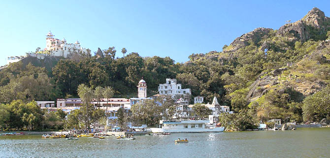 Set against the backdrop of hills, Nakki lake lies in the heart of Mount Abu
